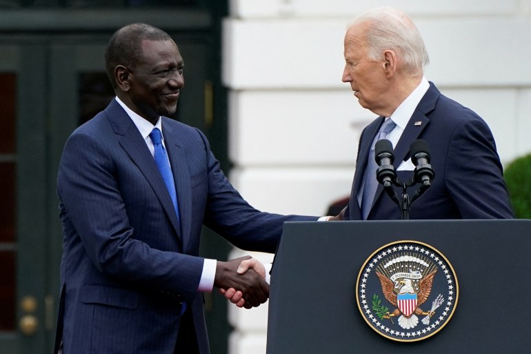 Američki predsjednik Joe Biden i kenijski predsjednik William Ruto rukuju se u Bijeloj kući